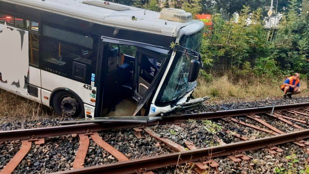 V Karlových Varech po nehodě spadl autobus z mostu do kolejiště