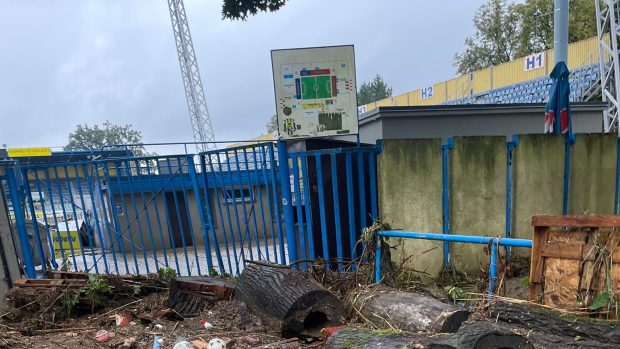 Fotbalový stadion v Opavě poničila povodeň