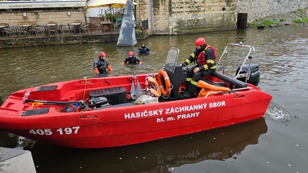 Pražští hasiči preventivně vyčišťují kolejnici protipovodňových vrat Čertovky