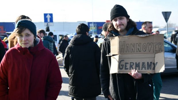 Na vyrobených cedulích ukrajinských uprchlíků se jako cílové stanice objevují i názvy německých měst