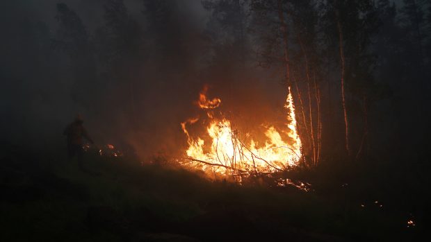 Hasič, snažící se uhasit požár v Jakutsku