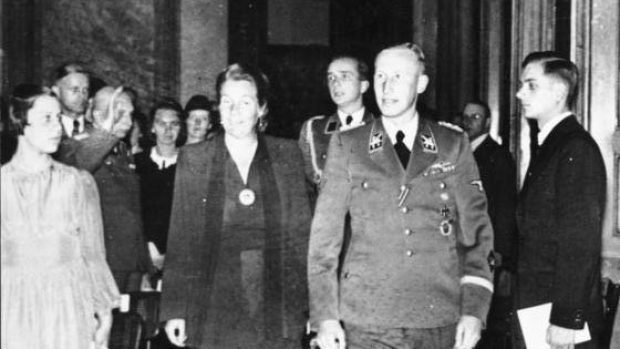 Reinhard Heydrich s manželkou Linou v Praze v květnu 1942.