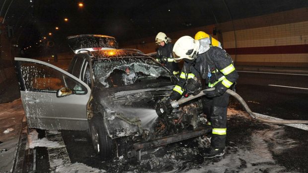 Hasiči zasahovali v dýchací technice, v tunelu byl spuštěn systém odvětrávání.