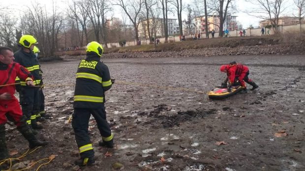 Pražští hasiči zachraňovali chlapce, který uvízl ve vypuštěném rybníku