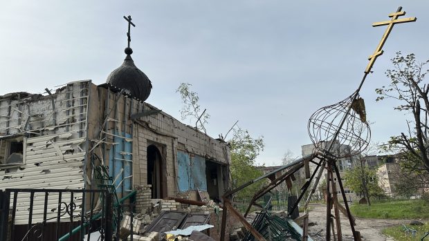 Zásah odmrštil kupoli kostela, zůstala z ní jen konstrukce a pozlacený kříž