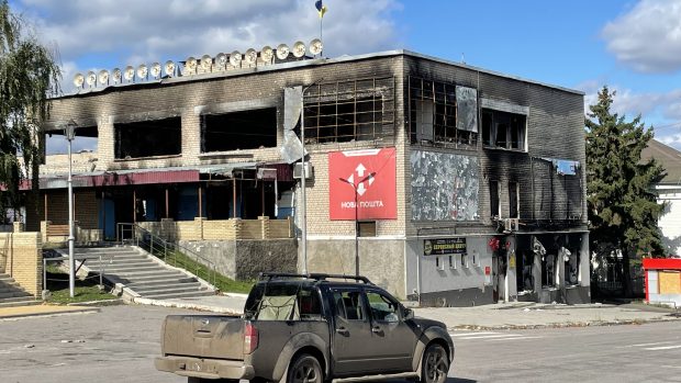 Izjum je zničený, nad městem ale opět zavlála ukrajinská vlajka