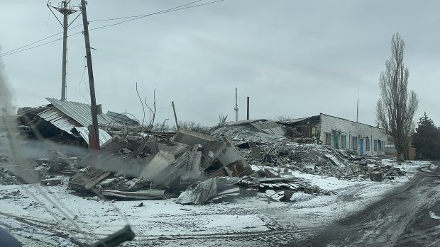 Blížíme se k Vuhledaru, projíždíme poslední vesnicí, která se od mé poslední návštěvy hodně změnila. Spousta domů je rozbombardovaná.