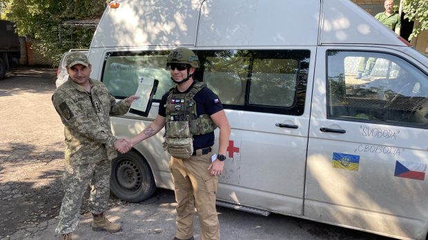 České sdružení Team 4 Ukraine předalo ukrajinské armádě tři sanitky