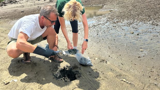 Odběr vzorků bahna, které se budou v Česku analyzovat v laboratoři, zda neobsahují toxické látky