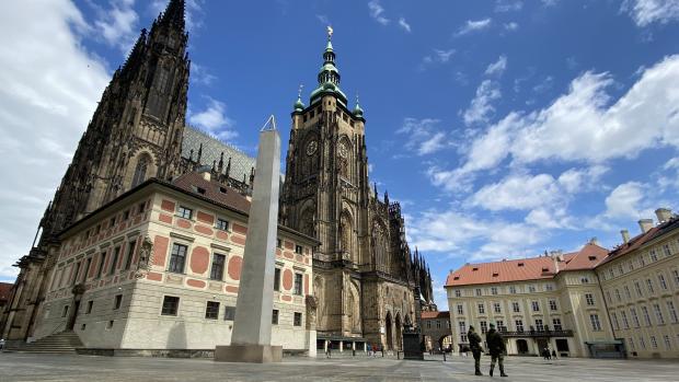 Po více než dvou měsících můžete vyrazit na Pražský hrad. Při vstupu do areálu vás nezdrží plošné kontroly a od pátku budete moci navštívit tamní památky zdarma