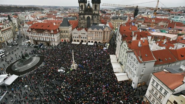 Demonstrace hnutí Otevřeme Česko-Chcípl PES a dalších desítek uskupení proti protiepidemickým opatřením