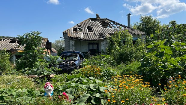 Rozbombardované auto na zahradě ve vesnici Kamenka