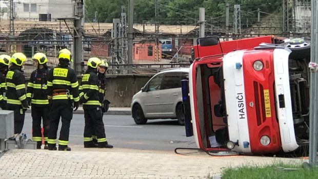 V Legerově ulici u Národního muzea v Praze se převrátilo hasičské auto jedoucí k zásahu