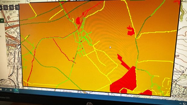 „V místech, kde je zelená nebo ty zelené tóny, které přecházejí do žluté, tak území je dobře průchodné,“ popisuje Hubáček