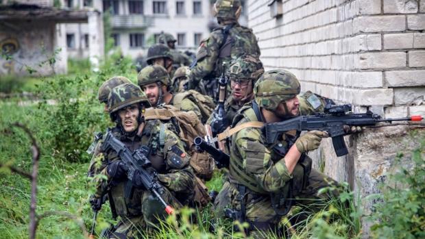 České vojáky pochválil velitel lotyšské armády. „Akce byly provedeny velice dobře a i podle prohlášení náčelníka generálního štábu Lotyšska, který osobně byl přítomen na několika místech cvičení. Říkal, že naši vojáci jsou velice takticky vyspělí a i co se týká bojových dovedností, jsou na velice vysoké úrovni. Takže byl velice spokojen jak on, tak i všichni ostatní příslušníci štábu řídícího cvičení,“ dodal na závěr Líbal.