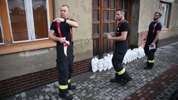 Evakuace Troubek. Hasiči obchází domy a zjišťují, zda někdo nepotřebuje evakuovat