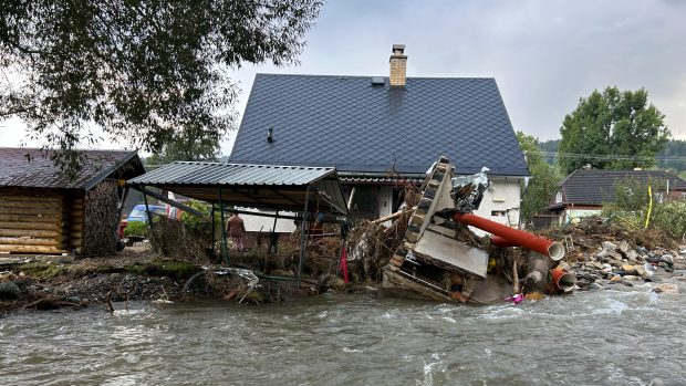 Lipová-lázně na Jesenicku po povodních. Řeka Staříč teď teče přímo za domem Tomáškových