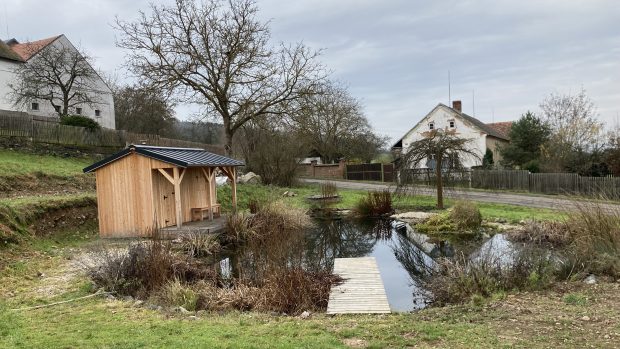 Ve vesnici na pravém břehu Berounky žije dvacet lidí - co do počtu obyvatel je to druhá nejmenší obec v Česku