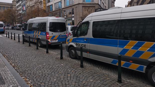 Policie na Václavském náměstí před pochodem fanoušků Slavie na Letnou, kde jejich tým čeká derby se Spartou.