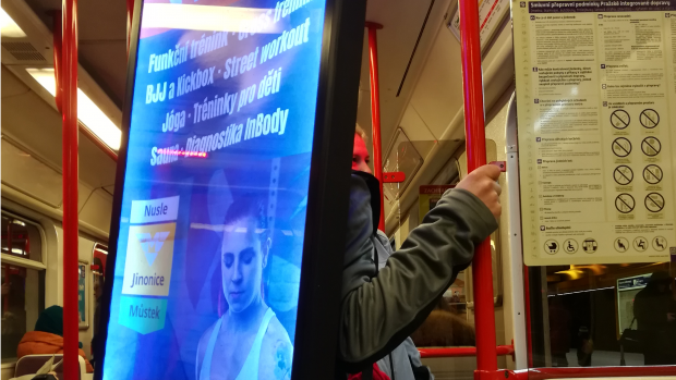 „Živý billboard“ v pražském metru