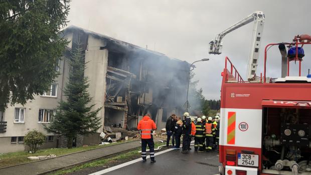 Třípodlažní bytový dům vedle hlavní silnice v Lenoře je zdemolovaný. Příčina výbuchu i škody zatím nejsou zjištěny