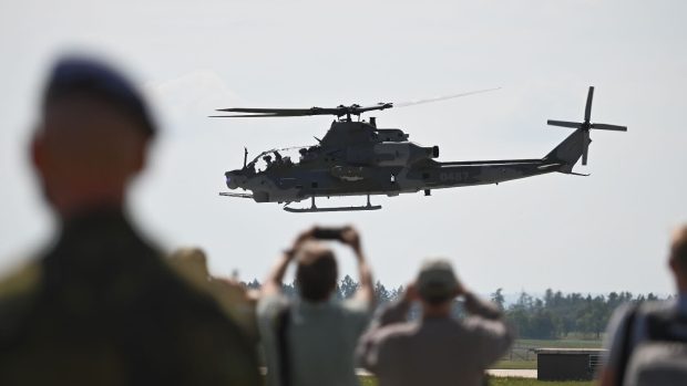 Výhodou amerických vrtulníků je zejména to, že se s jejich pomocí zbaví Česko závislosti na dodávkách náhradních dílů pro letectvo z Ruska