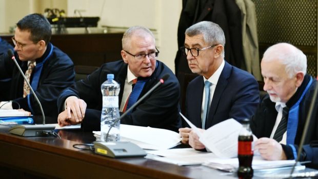 Bývalý premiér a předseda hnutí ANO Andrej Babiš s obhájci u soudu v kauze Čapí hnízdo