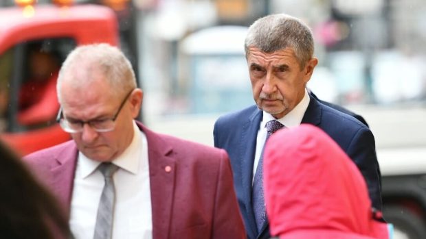 Expremiér Andrej Babiš přichází ve čtvrtek k soudu v kauze Čapí hnízdo