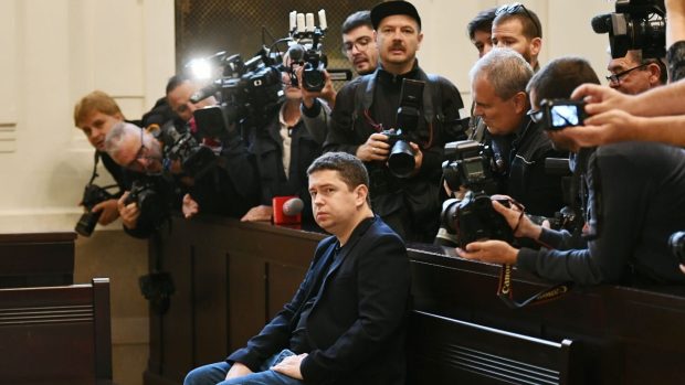 Andrej Babiš mladší přichází vypovídat k soudu v kauze Čapí hnízdo