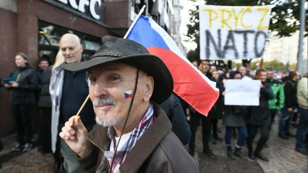 Demonstranti požadují i Výstup České republiky z NATO
