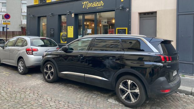V Paříži hlasují o zdražení parkovného pro SUV