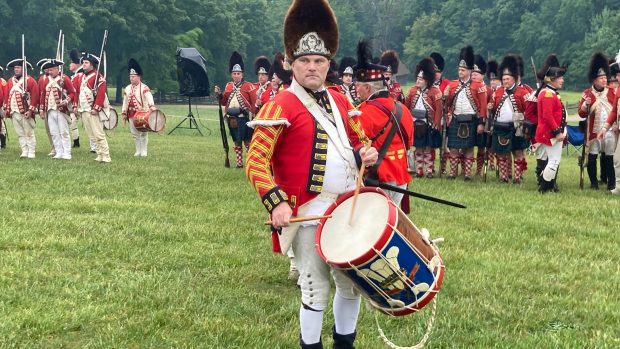 Američané slaví Den nezávislosti. Nadšenci pro vojenskou historii oblékli dobové kostýmy