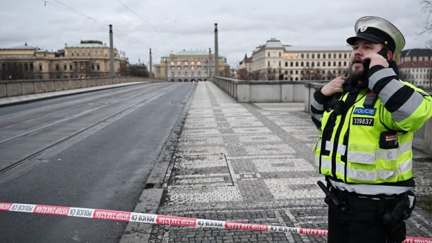 Policejní uzávěra na Mánesově mostě směrem k Filozofické fakultě