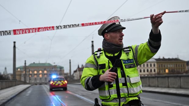 Policie uzavřela Mánesův most vedoucí k budově Filozofické fakulty UK