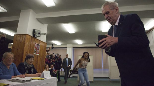 Útočnice měla na sobě nápis Zeman, Pustin&#039;s Slut