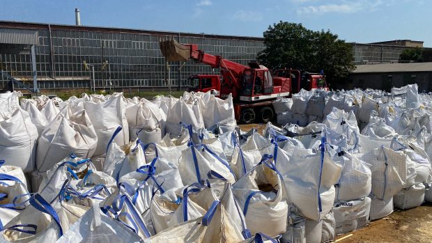 Hasiči připravují vše potřebné na odpal letecké pumy v Litvínově. Na místě plní pískem velké speciální pytle, takzvané big bagy