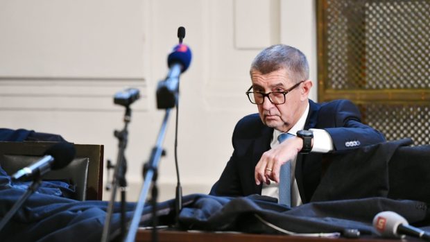 Obžalovaný Andrej Babiš si před závěrečnou řečí během krátké přestávky soudu přikryl své přípravy kabátem