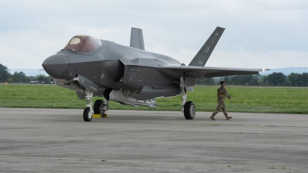 F-35 Lightning II disponuje rozsáhlým arsenálem, který může být tvořen variací raket vzduch-země, vzduch-vzduch, protitankových střel nebo pumami menších a středních velikostí