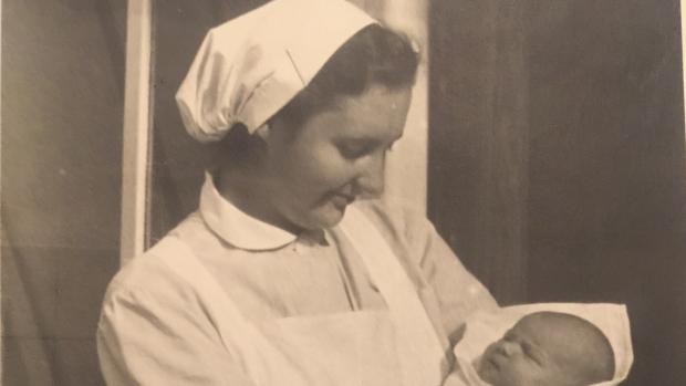 Ingeborg Cäsarová jako zdravotní sestra v porodnici v šedesátých letech 20. století