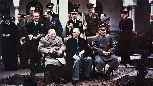 Velká trojka v Jaltě. Zleva sedí britský premiér Winston Churchill, americký prezident Franklin Delano Roosevelt a sovětský vůdce Josif Vissarionovič Džugašvili - Stalin