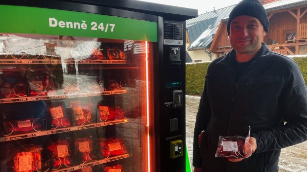 Farmář Jan Basař představuje automat na maso