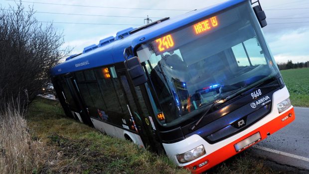 V pražských Dolních Měcholupech v ulici K Dubečku havaroval v pondělí odpoledne autobus MHD