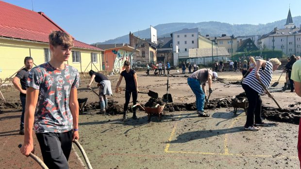 V Jeseníku skončilo pod vodou i místní gymnázium, lopat se chopili studenti i učitelé