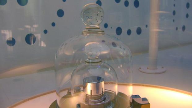 Replika modelu kilogramu v muzeu Cité des Sciences et de l’Industrie v Paříži.