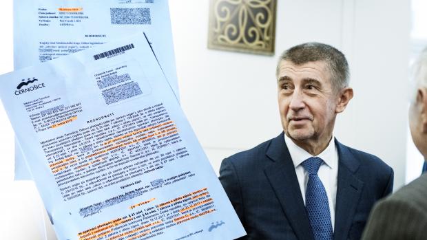 Rozhodnutí úřadu v Černošicích k možnému střetu zájmů českého premiéra Andreje Babiše (ANO) a odvolací verdikt Středočeského kraje.