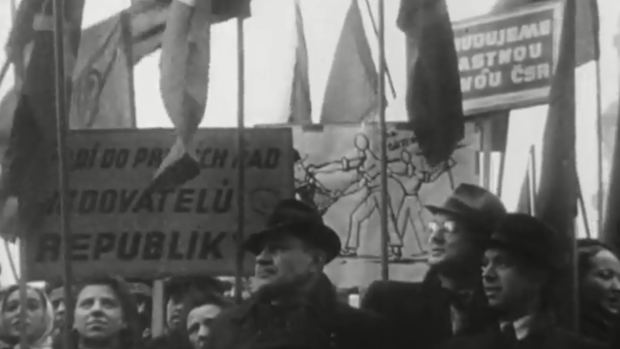 Komunisté v ulicích Prahy v únoru 1948