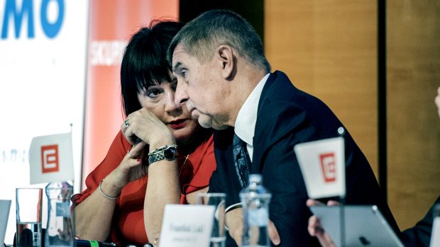 Ministryně financí Alena Schillerová (za ANO) a premiér Andrej Babiš (ANO)