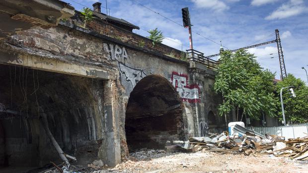 Negrelliho viadukt v místech, kde stála hospoda U Fandy. Místní můžou už jenom zpomínat na obsluhu bez podprsenky.