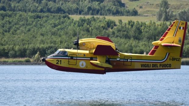 Italská letadla Canadair, která v Česku pomáhají s hašením požáru národního parku České Švýcarsko