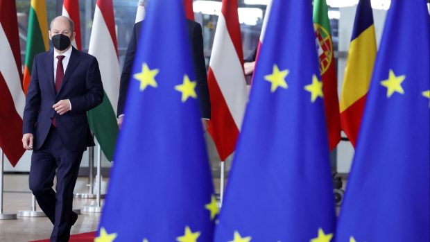 Německý kancléř Olaf Scholz při příchodu na summit EU